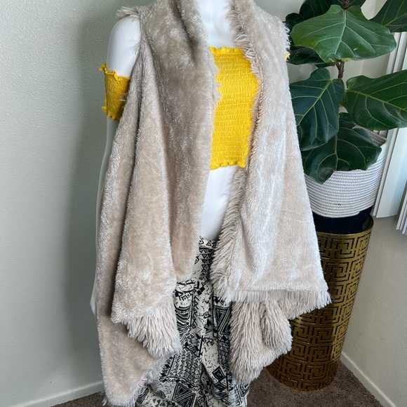 Kensie faux fur open vest - Picture 9 of 13